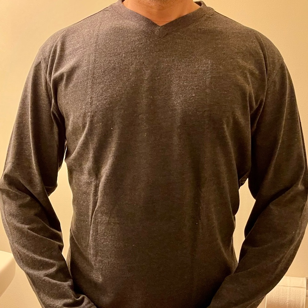 V neck long sleeves t-shirt